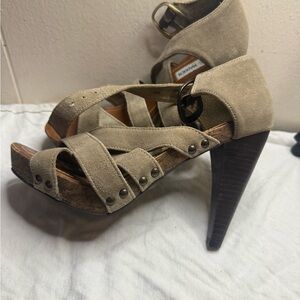 Steve Madden Tan Heeled Sandals with Crisscross Straps